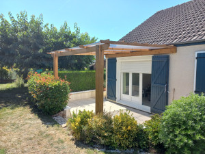 Photo de galerie - Création et pose d'une pergola couverte sur-mersure.