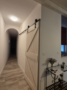 Photo de galerie - Pose d'une porte coulissante sur rail.