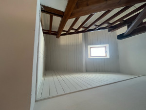 Photo de galerie - Cage d’escalier blanche 