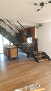 Photo de galerie - Escalier demi quart tournant alliant acier bois 