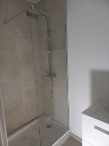 Photo de galerie - Pose  paroi de douche 
