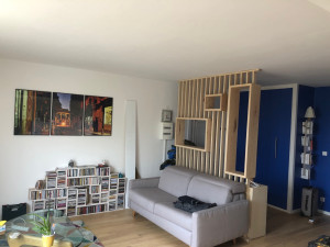 Photo de galerie - Pose collée d'un parquet contrecollé et installation en cours d'un claustra alveolé de séparation