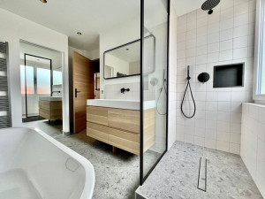 Photo de galerie - Rénovation complète de salle de bain clé en main : plomberie, sanitaires, douche, baignoire et finitions.