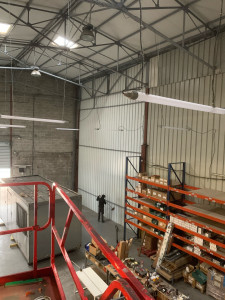Photo de galerie - Installation éclairage dans un hangar avec une nacelle 