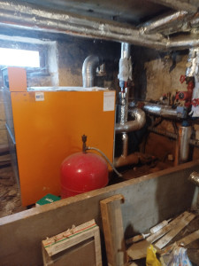 Photo de galerie - Magnifique chaudière qui ne sera plus service dans les mois à venir.
Les clients préfèrent passer à l'électricité.
Le service P.Pro25  fera les travaux et la  suppression  pour un gain d'économie est passée dans le vert.
Suppression des radiateurs chaque.