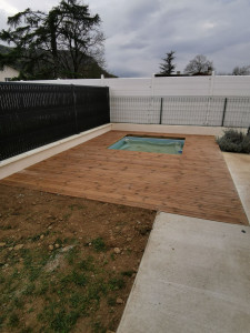 Photo de galerie - Terrasse bois autour d'une petite piscine en bois existante