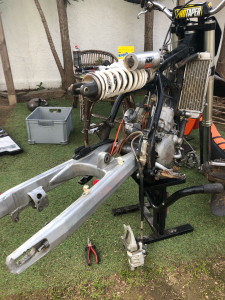 Photo de galerie - Restauration complète d’une KTM 125 SX : remplacement des roulements de roues, pneus, piston et segments, purge de l’embrayage, entretien complet des fourches, changement du kit plastique, nettoyage intégral…
