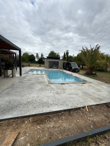 Photo de galerie - Terrasse béton autour piscine 