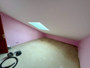 Photo de galerie - Rénovation complète d’une chambre (retrait du papier peint + ancienne peinture) + lissage de la pièce à l’enduit + plafond en blanc mat et murs en couleur finition velour