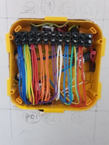 Photo de galerie - Calage de fils électriques de différents appareillage dans une boîte de cloison sèche. 
