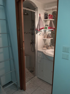 Photo de galerie - Installation de sanitaires dans une chambre.