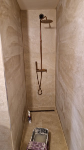 Photo de galerie - Réalisation d'une douche à l'italienne haut de gamme ?
Nouvelle réalisation terminée avec une finition soignée :
✅ Pose de carrelage grand format effet pierre
✅ Douche à l'italienne moderne
✅ Receveur avec caniveau linéaire intégré
✅ Joints et finitions 