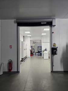 Photo de galerie - Installation porte souple rapide sur site industriel