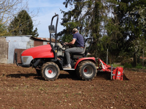 Photo de galerie - Préparation potager avec un micro tracteur et une fraise