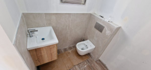 Photo de galerie - Pose wc japonais avec nettoyage et meuble vasque