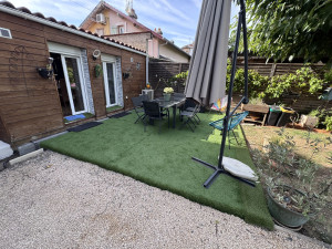 Photo de galerie - Réalisation d'une terrasse avec pose du gazon synthétique