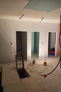 Photo de galerie - Réalisation de travaux de placo-plâtre au plafond et sur les murs. Pose de plaques de plâtre, bandes à joints et préparation des surfaces pour la peinture. Travail soigné et finitions de qualité.