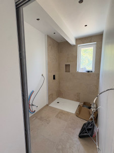 Photo de galerie - Salle de bain carreler avec bac de douche poser 