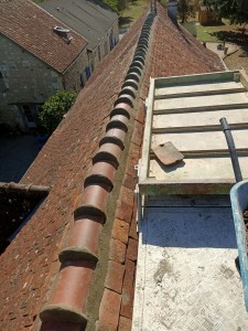 Photo de galerie - Rénovation d'une toiture en ville tuiles 