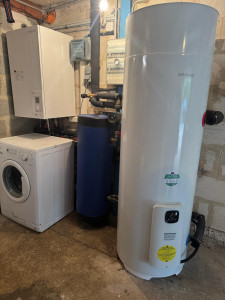 Photo de galerie - Réalisation d'une installation complète avec pompe à chaleur air/eau pour chauffge central, un ballon tampon pour régulation et optimisation ainsi qu'un chauffe eau thermodynamique pour eau chaude sanitaire. Raccordement complet hydraulique et électrique.