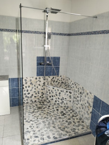 Photo de galerie - Ancienne baignoire d angle transformé en douche italienne

