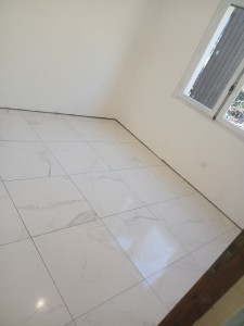 Photo de galerie - Pose de carreaux 60×60 effet marbre, avec double encolage à la demande du client 