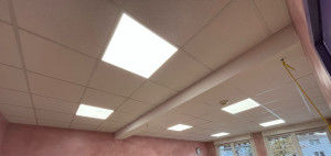 Photo de galerie - Remplacement d’éclairage dans des bureaux avec des dalles LED. 
