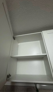Photo de galerie - Fixation des caissons hauts au mur 