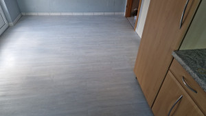 Photo de galerie - La pose de parquet PVC dans une cuisine