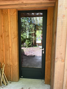 Photo de galerie - Profitez des beaux jours pour faire nettoyer vos contours de portes et fenêtres !
