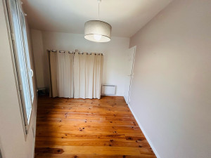 Photo de galerie - Réflection de la totalité d’une en peinture blanc et beige. déplacement d’un radiateur et un tirage de lignes électriques