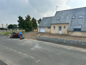 Photo de galerie - Rehaussement d’un muret en parpaing , préparation pour pose de pavés 