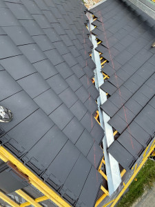 Photo de galerie - Mise en place de la noue en zinc et coupe 