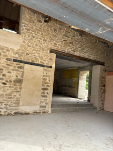Photo de galerie - Pose d’un IPN 3,50m , rehaussement de mur en pierre, jointoiement de pierre.