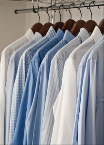 Photo de galerie - Chemises sur cintres ou pliées.  

