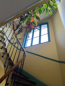 Photo de galerie - Pose d’une fenêtre dans un escalier.