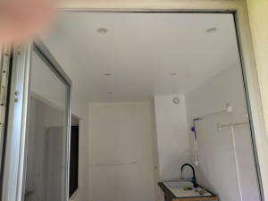 Photo de galerie - Préparation des murs et plafond et mise en peinture acrylique satiné.