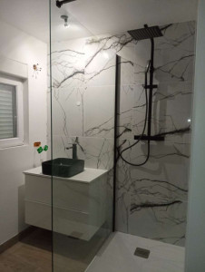 Photo de galerie - Installation douche et lavabo 
