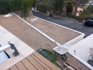 Photo de galerie - Evacuation de la terre et terrain aplani à la main car accès machine impossible