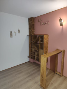 Photo de galerie - Rénovation plafond suspendu+ peinture+ 
mur + parquet imitation chêne 
mosaïque+ meuble bois de récupération+ comptoir bois rabattable sur lui même 
mosaïque bois 