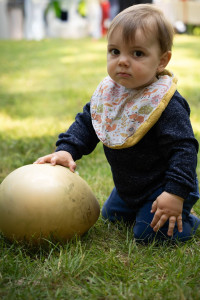 Photo de galerie - Bébé explorateur en pleine nature
