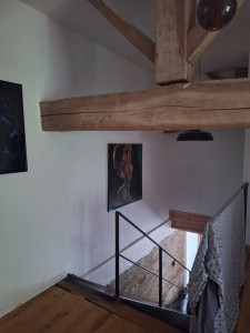 Photo de galerie - Mise en place des parois de placo, bandes de joints, échafaudages au dessus d'un escalier. Peinture.