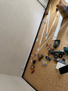Photo de galerie -  *Petits travaux d’électricité et de finition*  Remplacement des prises électriques et des moulures.