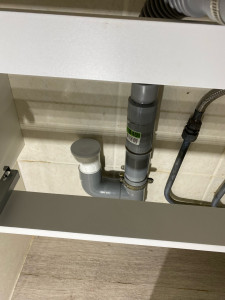 Photo de galerie - Installation d’un clapet équilibreur de pression sur l’évacuation d’un lavabo