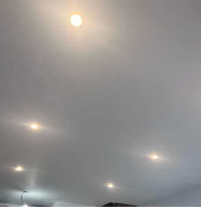 Photo de galerie - Pose faux plafond avec isolation et installation de la trappe du grenier, câblage et installation de spots lumineux