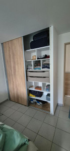 Photo de galerie - Dressing sur mesure à porte coulissante en remplacement d'un ancien dressing à porte battantes. 