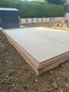 Photo de galerie - Création d’une plate-forme pour la mise en place d’une piscine auto porte pose de traverse en chêne avec lame de finition et mise en place de sable