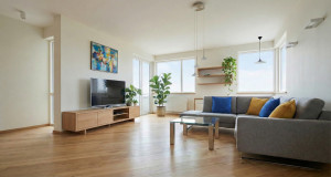 Photo de galerie - Une proposition d'aménagement pour un client : un salon moderne et lumineux où le bois clair se marie à des accents colorés.