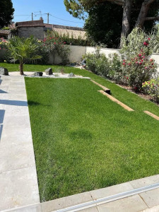 Photo de galerie - Aménagement extérieur pose gazon en plaque arrosage automatique 