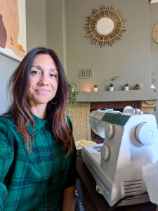 Photo de galerie - Dans mon atelier avec ma machine à coudre.